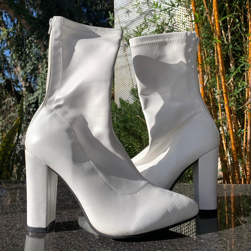 Groovy White Leather Boots ☁️🤍☁️